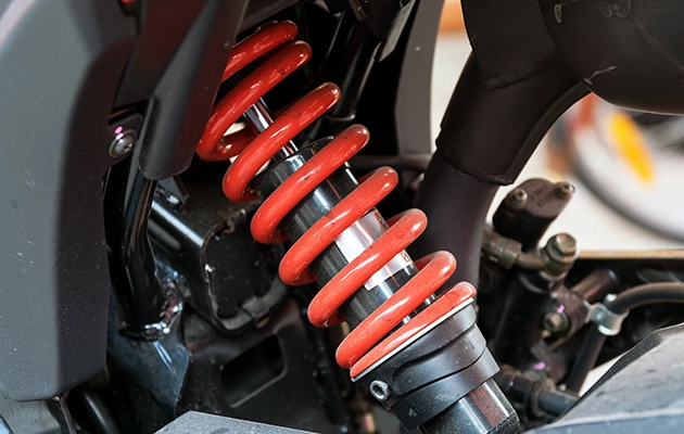 gros plan sur amortisseur de roue de voiture